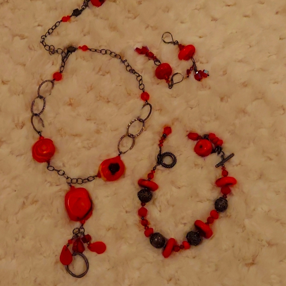 Beautiful Tres Jolie neclace with fun matching bracelet.